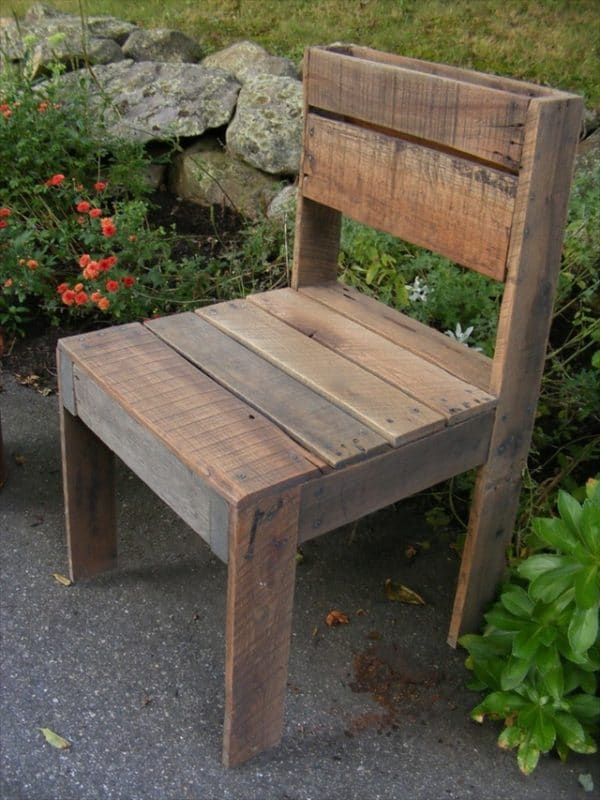 wooden pallets made into a chair