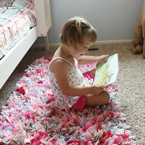 cozy bedroom rug made with recycle fabric by DIY
